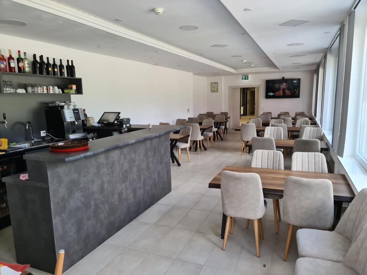 Helvetia Hotel Seewen  Екстериор снимка