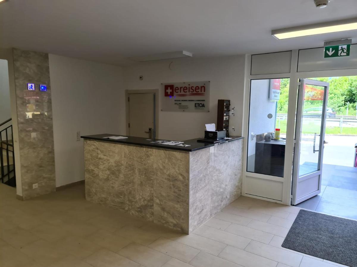 Helvetia Hotel Seewen  Екстериор снимка